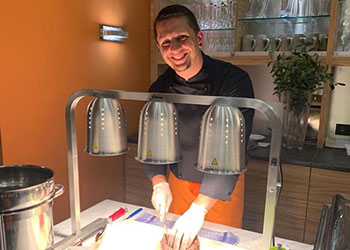 Manuel beim Scheiden von Roastbeef